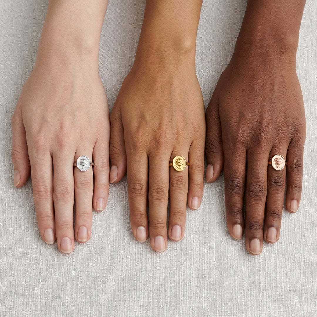 The ring in three materials on three hands